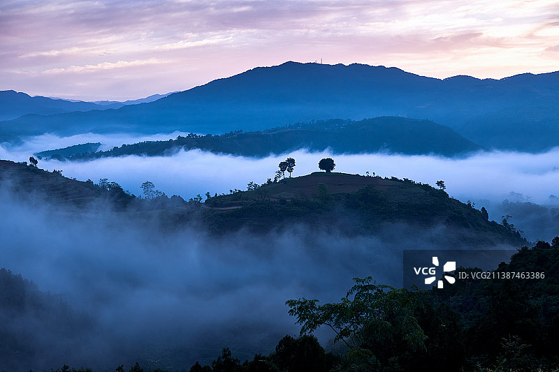 陕西洋县荞麦山水电站峡谷青龙崖晨间大雾图片素材