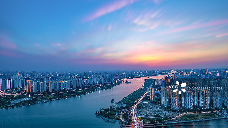 华灯初上，临沂城区日落夜景图片素材