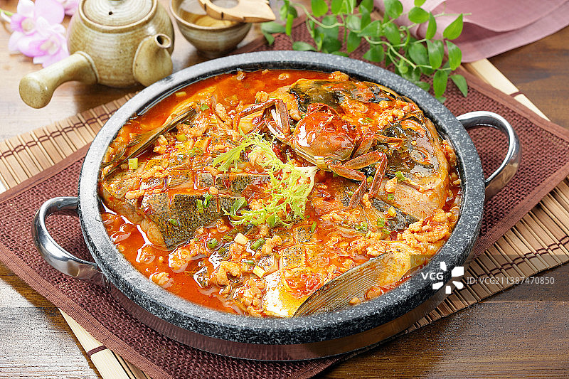 中餐传统美食石锅鱼头图片素材