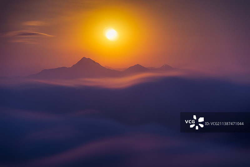 月落下的云端云海图片素材