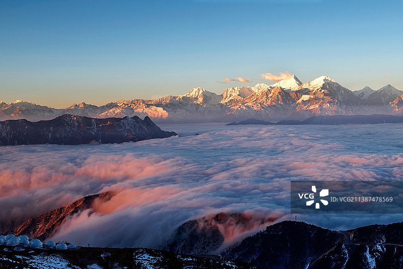 《日照金山》图片素材