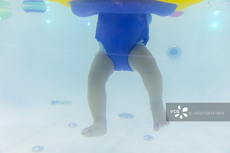 学游泳的小婴儿图片素材