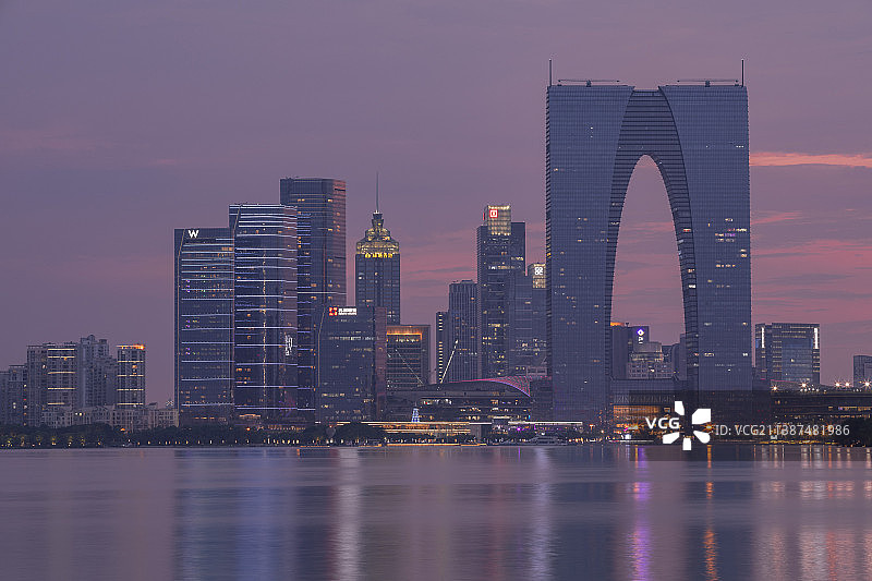 日落时分的东方之门金鸡湖图片素材