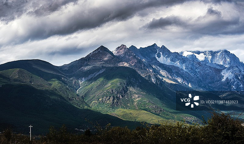 远眺玉龙雪山图片素材