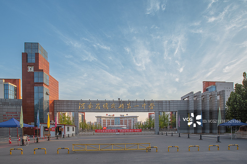 河南省修武一中南大门的早晨图片素材