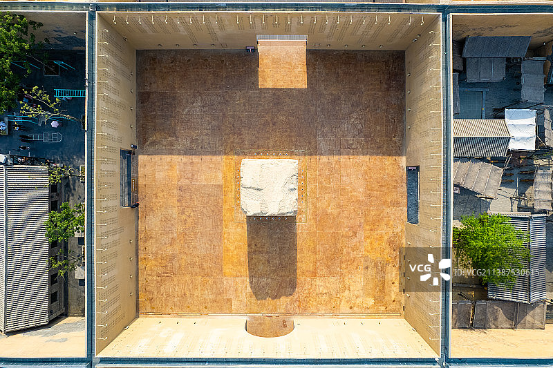 中国河南郑州中牟《只有河南·戏剧幻城》剧场夏季风光高视角航拍图片素材