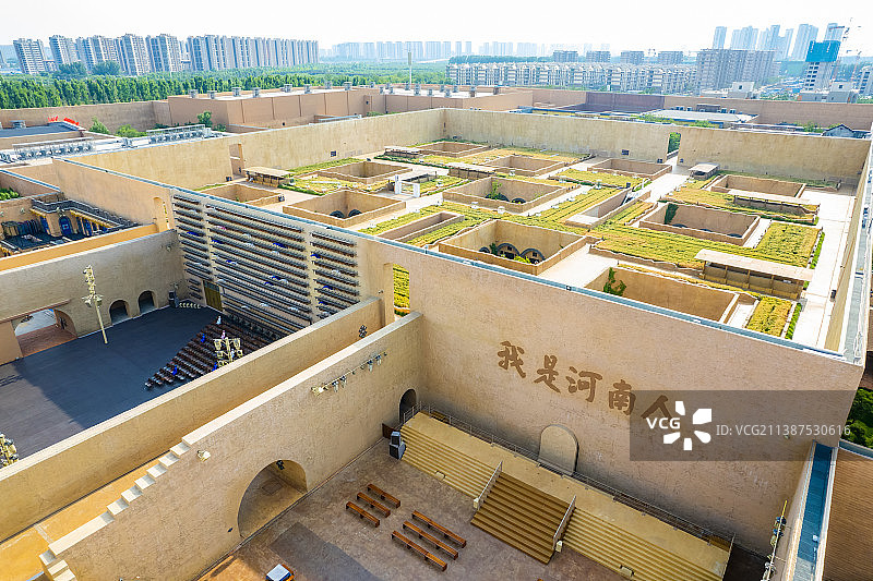中国河南郑州中牟《只有河南·戏剧幻城》剧场夏季风光高视角航拍图片素材