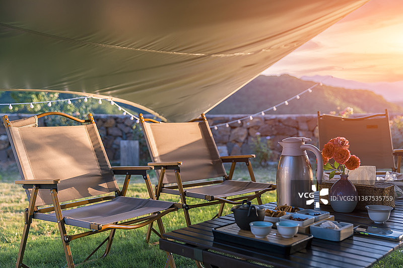 落日余晖下露营小镇户外装备图片素材