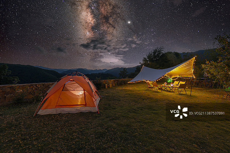 在露营小镇的夜晚欣赏美丽的星空银河图片素材