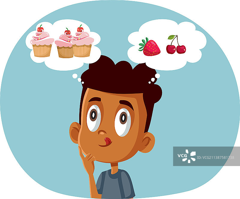 小男孩在水果和糖果之间选择图片素材