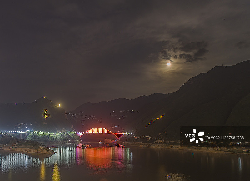 2022年6月15日重庆市巫山县巫峡口月亮。图片素材
