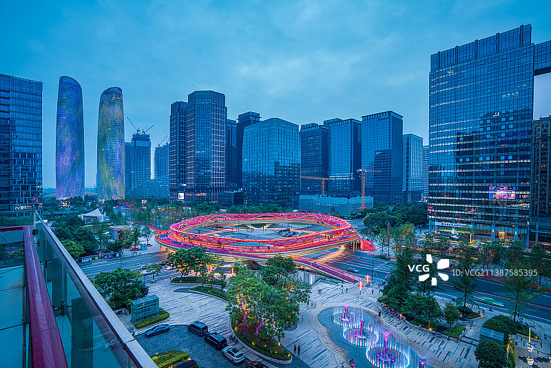 四川成都金融城交子之环城市风光蓝调夜景图片素材