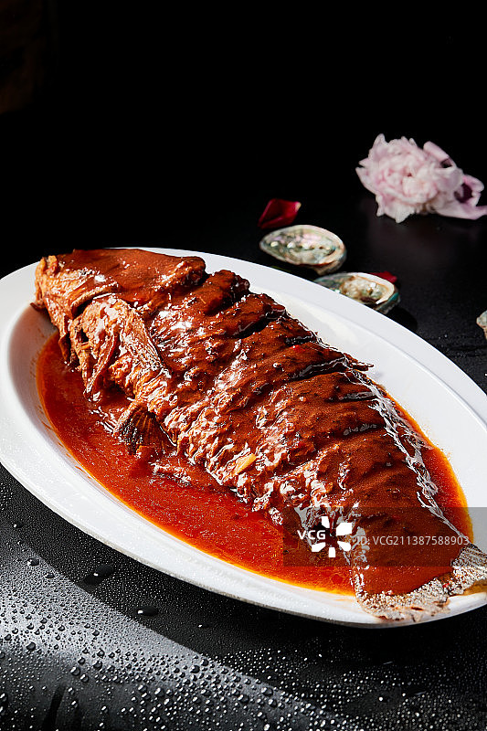 喜宴菜浇汁干烧野生大鲤鱼图片素材