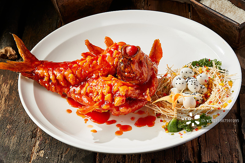 造型精美的浇汁糖醋野生大鲤鱼图片素材