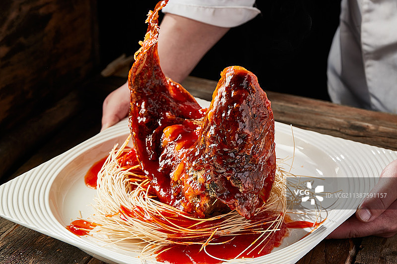 造型精美的浇汁糖醋野生大鲤鱼图片素材