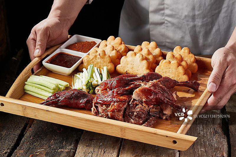 脆皮香酥鸭配油炸花馍图片素材