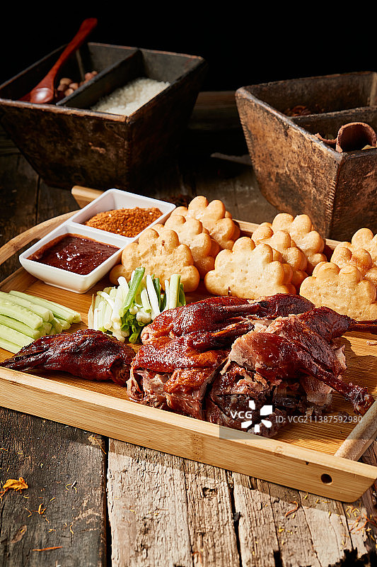 脆皮香酥鸭配油炸花馍图片素材