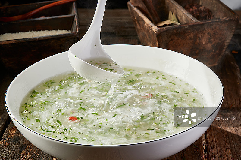 热气腾腾的西湖牛肉羹图片素材