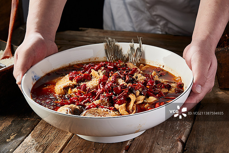 沸腾飘香水煮野生草鱼图片素材