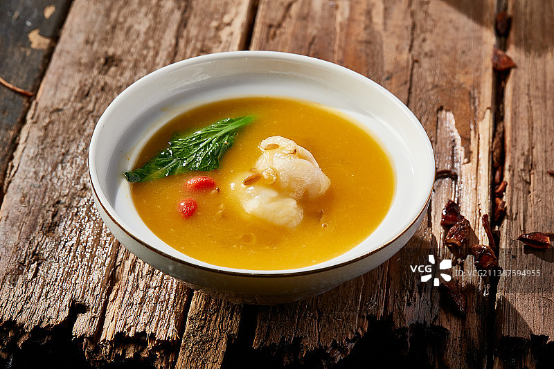 薏米浓汤枸杞炖虾仁图片素材