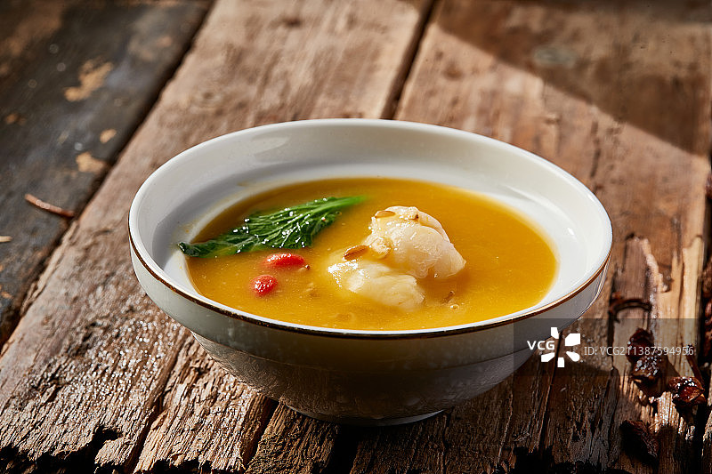 薏米浓汤枸杞炖虾仁图片素材