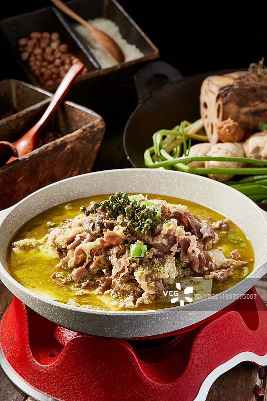 椒麻酸汤肥牛炖豆腐图片素材