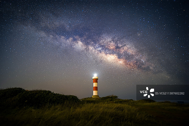 「银河下的灯塔」图片素材