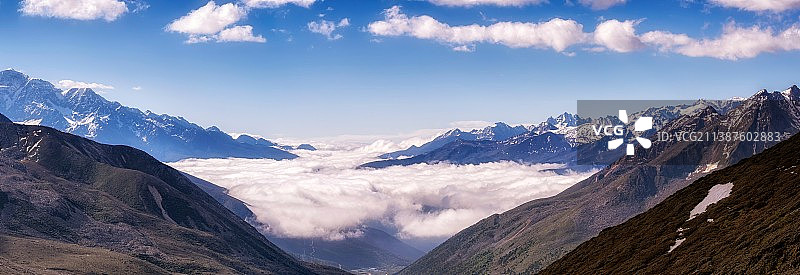 群山拦下水汽，也截住了云海图片素材