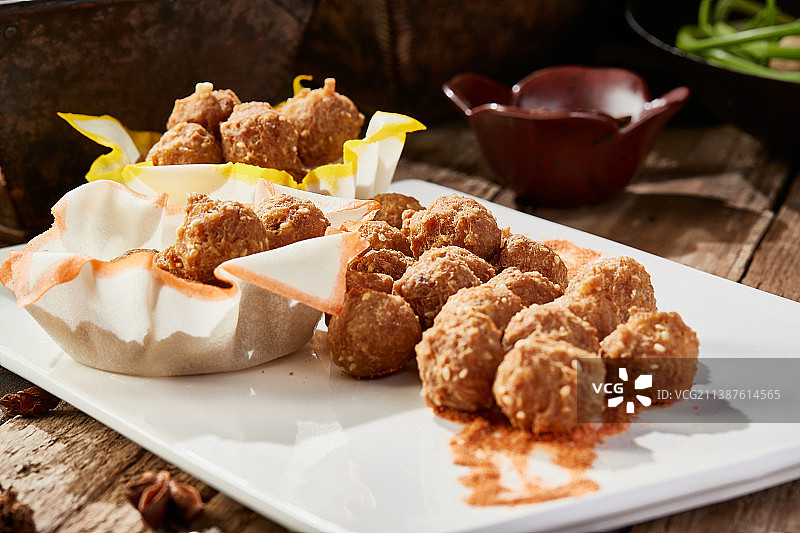 干炸香酥小丸子图片素材