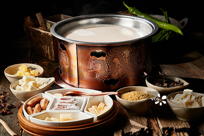 传统铜锅餐具装的蒙族炒米炖奶茶图片素材
