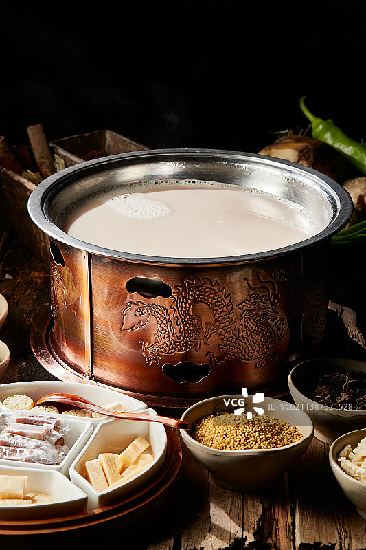 传统铜锅餐具装的蒙族炒米炖奶茶图片素材