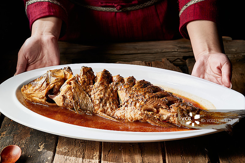 家常炖野生大鲤鱼图片素材