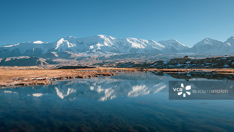 新疆帕米尔高原公格尔九别峰雪山山脉下的喀拉库勒湖自然风光图片素材