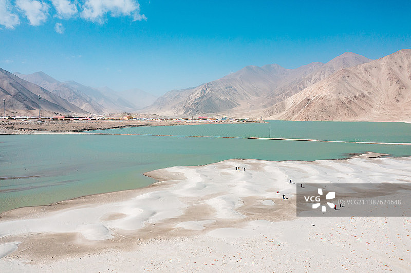 新疆阿克陶县帕米尔高原中巴公路上的白沙湖和白沙山自然风光图片素材