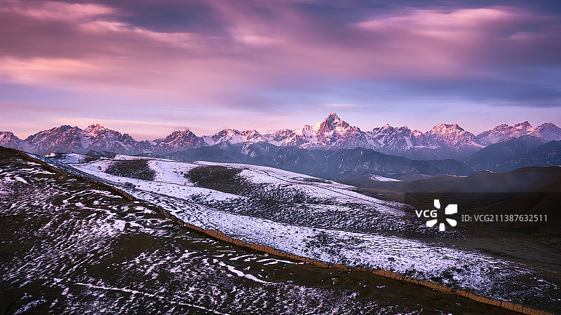 雪山长城共朝辉图片素材