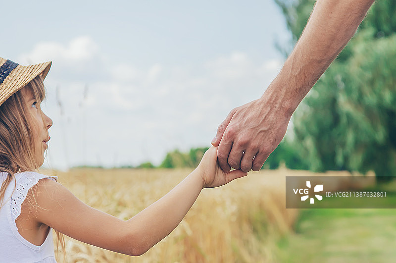 麦田里的儿童和父亲（选择性焦点）图片素材