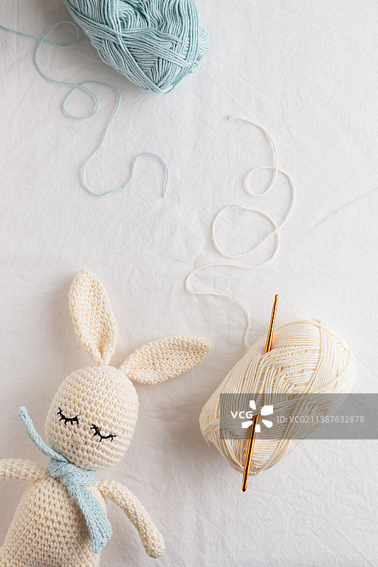 手工钩针编织的可爱兔子玩偶，芬兰图片素材