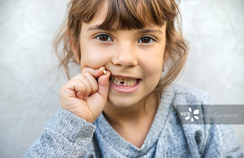 孩子的牙齿掉了（选择性焦点）图片素材