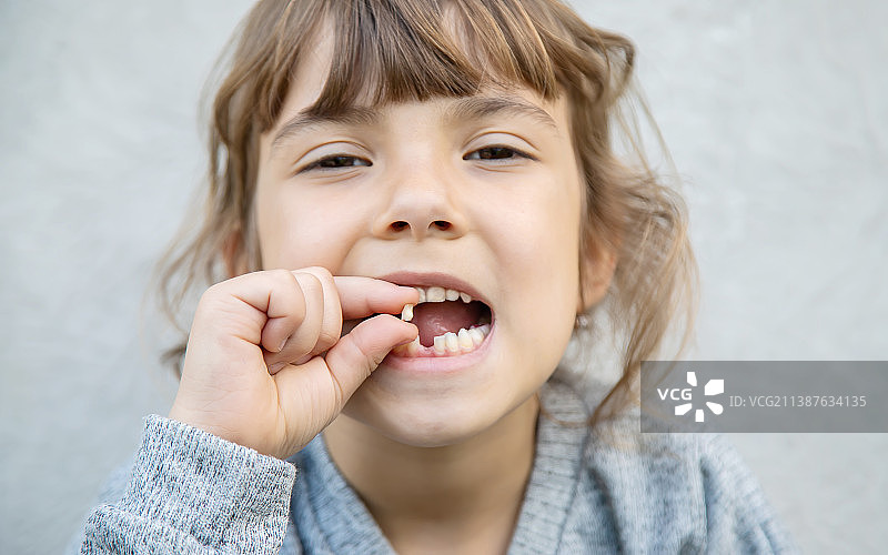孩子的乳牙图片素材