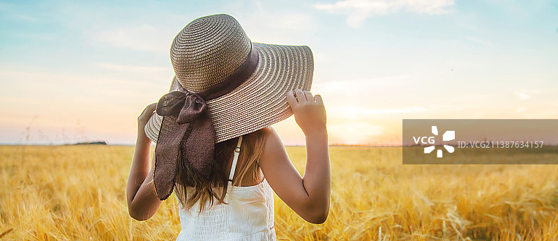 麦田里的儿童，日落时分的焦点选择图片素材