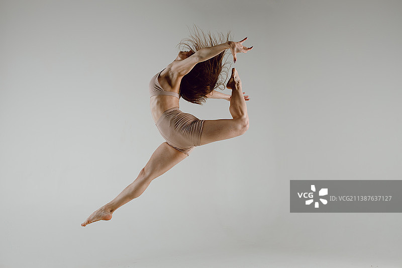 穿高跟鞋跳舞的年轻女舞者图片素材