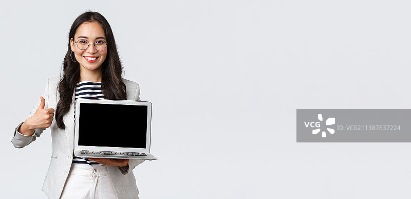 商务、金融和就业，成功的女性企业家，对着白色背景手持笔记本电脑的微笑女商人肖像图片素材