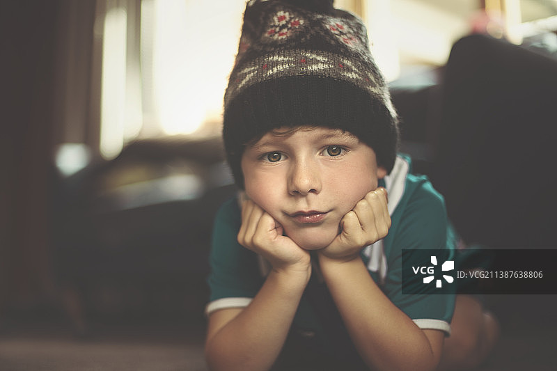 可爱男孩躺在新西兰家里的地板上肖像图片素材