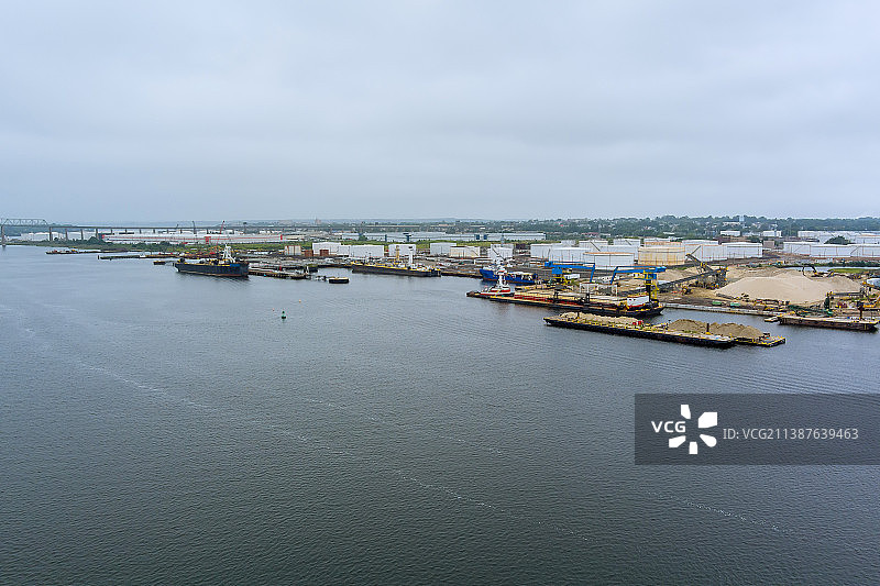 港口卸货的油轮平台航拍俯视图图片素材