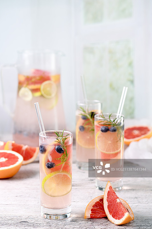 桌子上饮料的特写图片素材