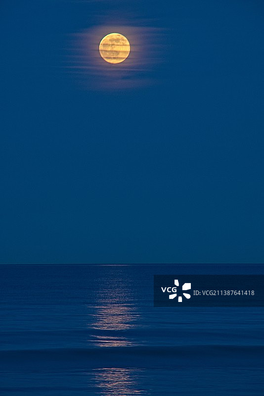 夜空月亮海景图片素材