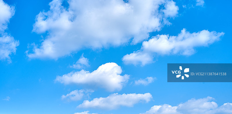 仰视角度拍摄的蓝天白云图片素材