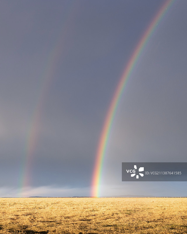 冰岛田野上空的彩虹美景图片素材