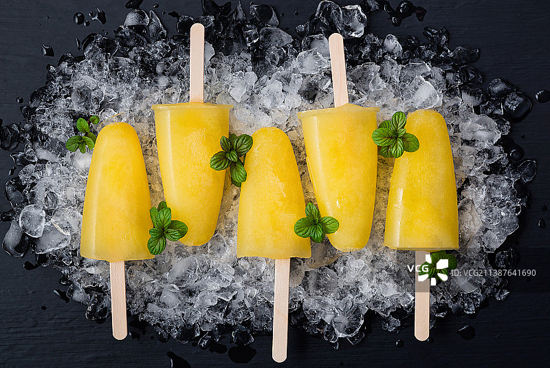 橙子冰棒和冰上的薄荷图片素材