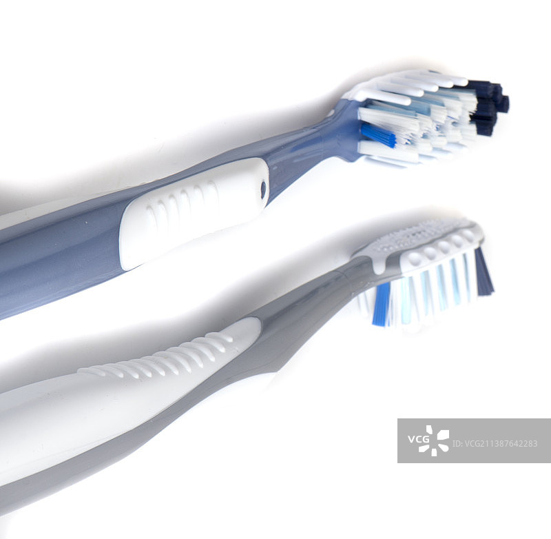 白色塑料牙刷特写，白色背景图片素材